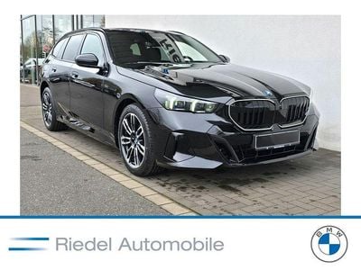 Neu BMW 530e Performance 299 PS (219 kW) 2025 Saphirschwarz metallic Kombi