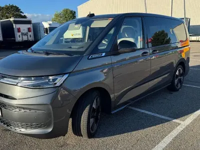 Gebraucht VW Multivan Life 204 PS (150 kW) 2023 Grau Van / Kleinbus