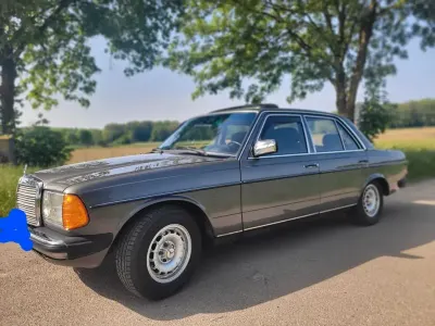 Używany Mercedes E230 136 KM (100 kW) 1983 Szary Sedan/Limuzyna