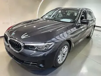 Gebraucht BMW 520 Sport Line 190 PS (139 kW) 2023 Sophistograu Kombi