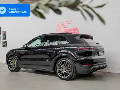 Gebraucht Porsche Cayenne E-Hybrid 462 PS (339 kW) 2021 Schwarz SUV
