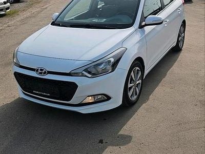 Gebraucht Hyundai i20 Style 85 PS (62 kW) 2015 Weiß Kleinwagen
