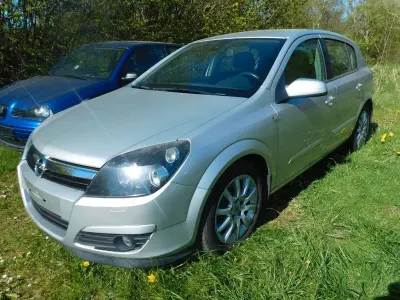 Usado Opel Astra 125 HP (91 kW) 2005 Prateado Sedan