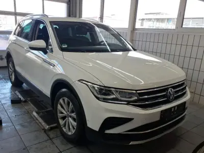 Gebraucht VW Tiguan IQ Drive 150 PS (110 kW) 2023 Pure white SUV