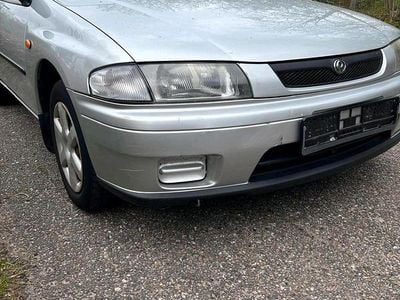 Usado Mazda 323 90 HP (66 kW) 1997 Prateado Sedan