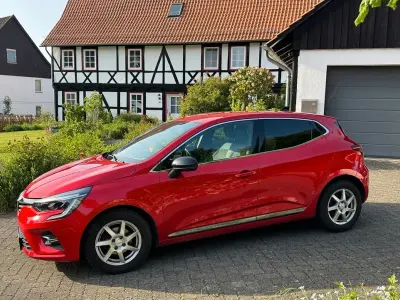 Używany Renault Clio V Techno 91 KM (66 kW) 2023 Czerwony Sedan/Limuzyna