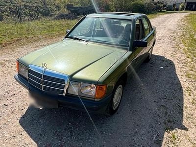 Usata Mercedes 190 90 CV (66 kW) 1984 Verde Berlina