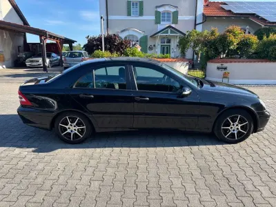 Używany Mercedes C200 163 KM (119 kW) 2006 Czarny Sedan/Limuzyna