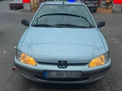 Gebraucht Peugeot 106 60 PS (44 kW) 2001 Grau Kleinwagen