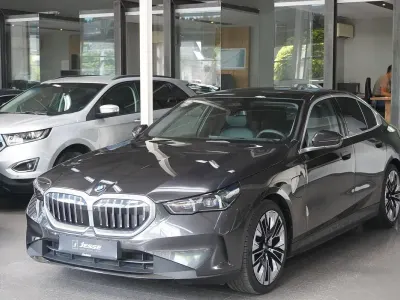 Gebraucht BMW 550e Comfort Edition 489 PS (359 kW) 2024 Grau metallic