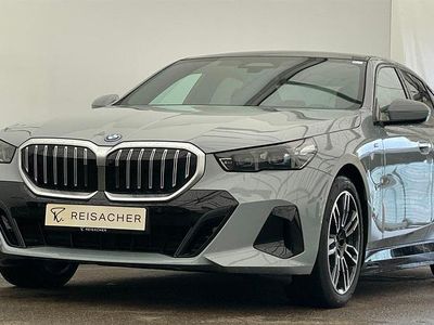 Nuova BMW 550e Comfort Edition 490 CV (360 kW) 2026 Grigio