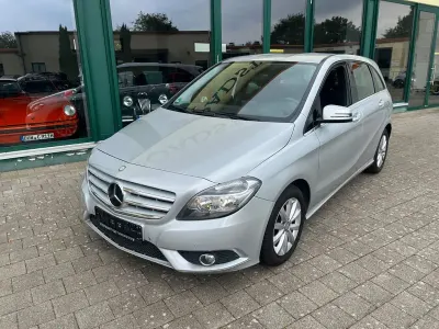 Gebraucht Mercedes B180 122 PS (89 kW) 2012 Silber Kleinwagen