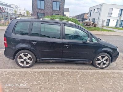 Second-hand VW Touran 140 CP (102 kW) 2005 Negru Monovolum