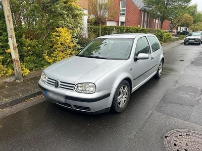 Second-hand VW Golf IV 105 CP (77 kW) 2002 Argintiu Berlinǎ