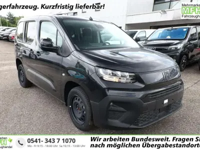 Neu Fiat Doblò 101 PS (74 kW) 2025 Cinema schwarz metallic Van / Kleinbus