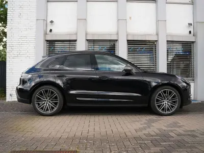 Gebraucht Porsche Macan 265 PS (194 kW) 2023 Tiefschwarz met. SUV