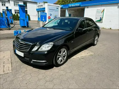 Używany Mercedes E220 Avantgarde 170 KM (125 kW) 2011 Czarny Sedan/Limuzyna