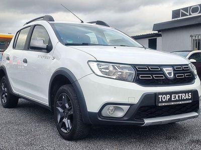 Weiß Gebraucht 2017 Dacia Sandero Celebration Kleinwagen | 8.700 € (Etwas zu teuer)