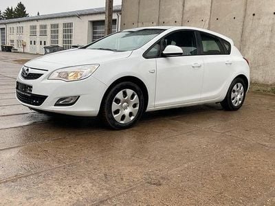 Second-hand Opel Astra 116 CP (85 kW) 2010 Alb Berlinǎ