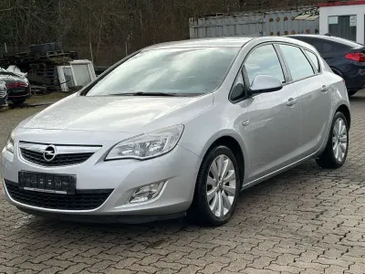 Gebraucht Opel Astra Edition 116 PS (85 kW) 2011 Silber Limousine