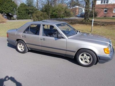 Second-hand Mercedes E230 132 CP (97 kW) 1989 Argintiu Berlinǎ