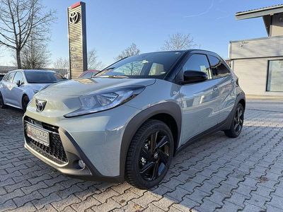 Neu Toyota Aygo X 72 PS (52 kW) 2025 Khaki SUV