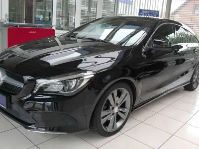 Gebraucht Mercedes CLA200 Shooting Brake Urban 156 PS (114 kW) 2017 Kosmosschwarz  metalliclack Kombi