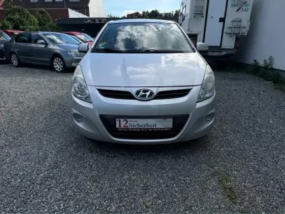 Gebraucht Hyundai i20 78 PS (57 kW) 2011 Silber Kleinwagen