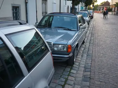 Gebraucht Mercedes E230 136 PS (100 kW) 1982 Blau Limousine