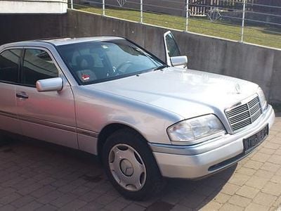 Gebraucht Mercedes 220 95 PS (69 kW) 1996 Silber Limousine