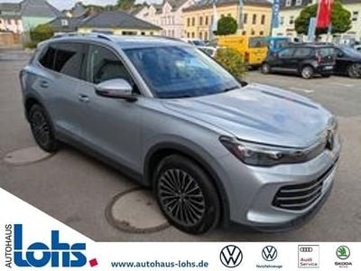 Silber (oyster siver metallic) Gebraucht 2024 VW Tiguan Elegance SUV | 35.979 € (Guter Preis)