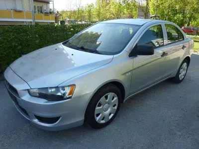 Gebraucht Mitsubishi Lancer Inform 109 PS (80 kW) 2010 Silber Limousine