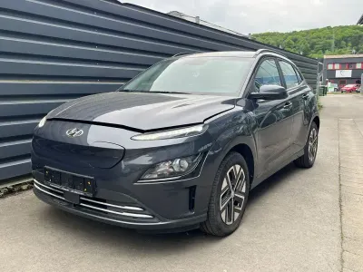 Gebraucht Hyundai Kona Select 100 kW (136 PS) 2023 Schwarz dark knight / mic (metallic) SUV