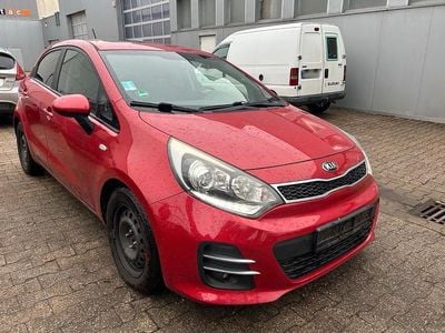Begagnad Kia Rio 90 HK (66 kW) 2015 Röd Halvkombi