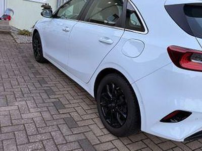 Gebraucht Kia Ceed Spirit 136 PS (100 kW) 2020 Weiß Kleinwagen