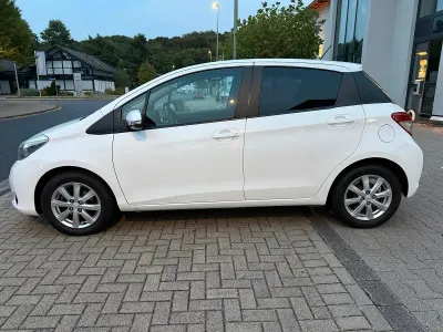 Gebraucht Toyota Yaris 69 PS (50 kW) 2013 Weiß Kleinwagen