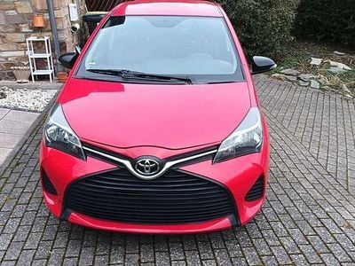 Gebraucht Toyota Yaris 69 PS (50 kW) 2014 Rot Kleinwagen