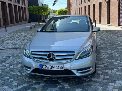 Gebraucht Mercedes B180 122 PS (89 kW) 2014 Silber Van / Kleinbus