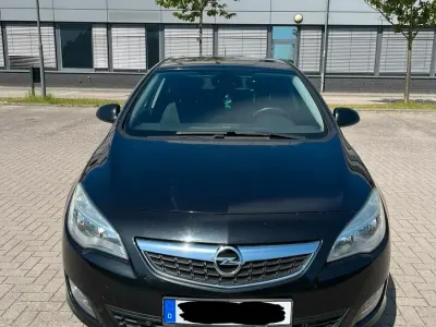 Gebraucht Opel Astra 120 PS (88 kW) 2012 Schwarz Limousine