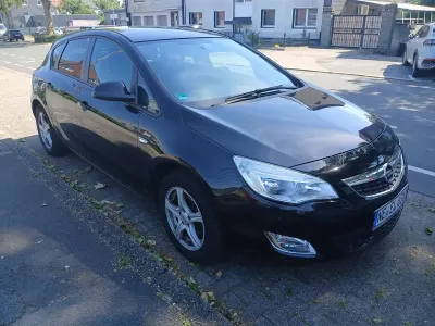 Gebraucht Opel Astra 140 PS (102 kW) 2011 Schwarz Limousine