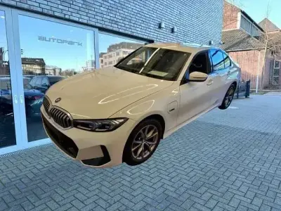 Gebraucht BMW 320e M Sport 204 PS (150 kW) 2023 Weiss Limousine