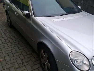Gebraucht Mercedes E220 150 PS (110 kW) 2004 Grau Limousine