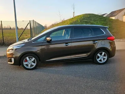 Gebraucht Kia Carens Spirit 136 PS (100 kW) 2014 Braun Van / Kleinbus