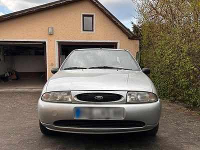 Usata Ford Fiesta 60 CV (44 kW) 1998 Argento Utilitaria