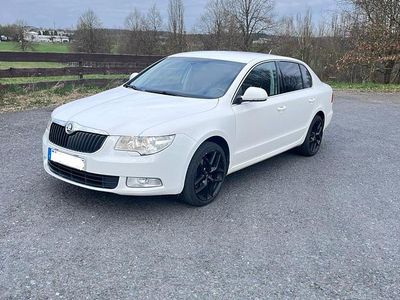 Używany Skoda Superb 160 KM (117 kW) 2009 Biały Sedan/Limuzyna