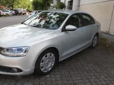Gebraucht VW Jetta Comfortline 105 PS (77 kW) 2011 Silver leaf metallic (metallic) Limousine