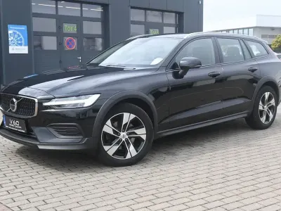 Gebraucht Volvo V60 CC Plus 197 PS (144 kW) 2023 Schwarz Kombi