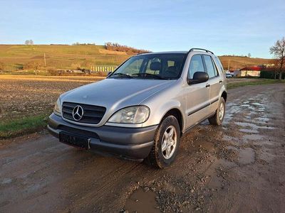 Brillantsilber metalliclack Gebraucht 2001 Mercedes ML270 SUV | 4.200 €