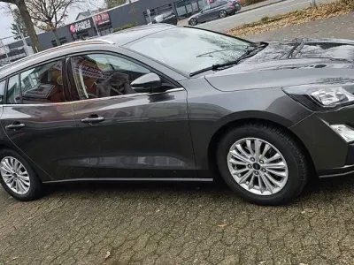 Gebraucht Ford Focus Titanium 120 PS (88 kW) 2020 Grau Limousine