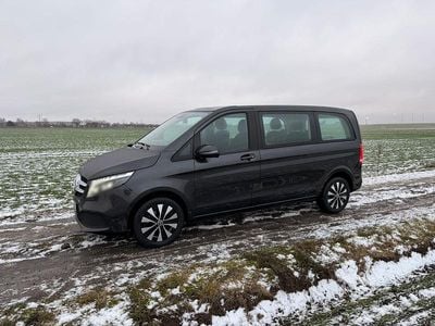 Gebraucht Mercedes V220 163 PS (119 kW) 2024 Grau Van / Kleinbus